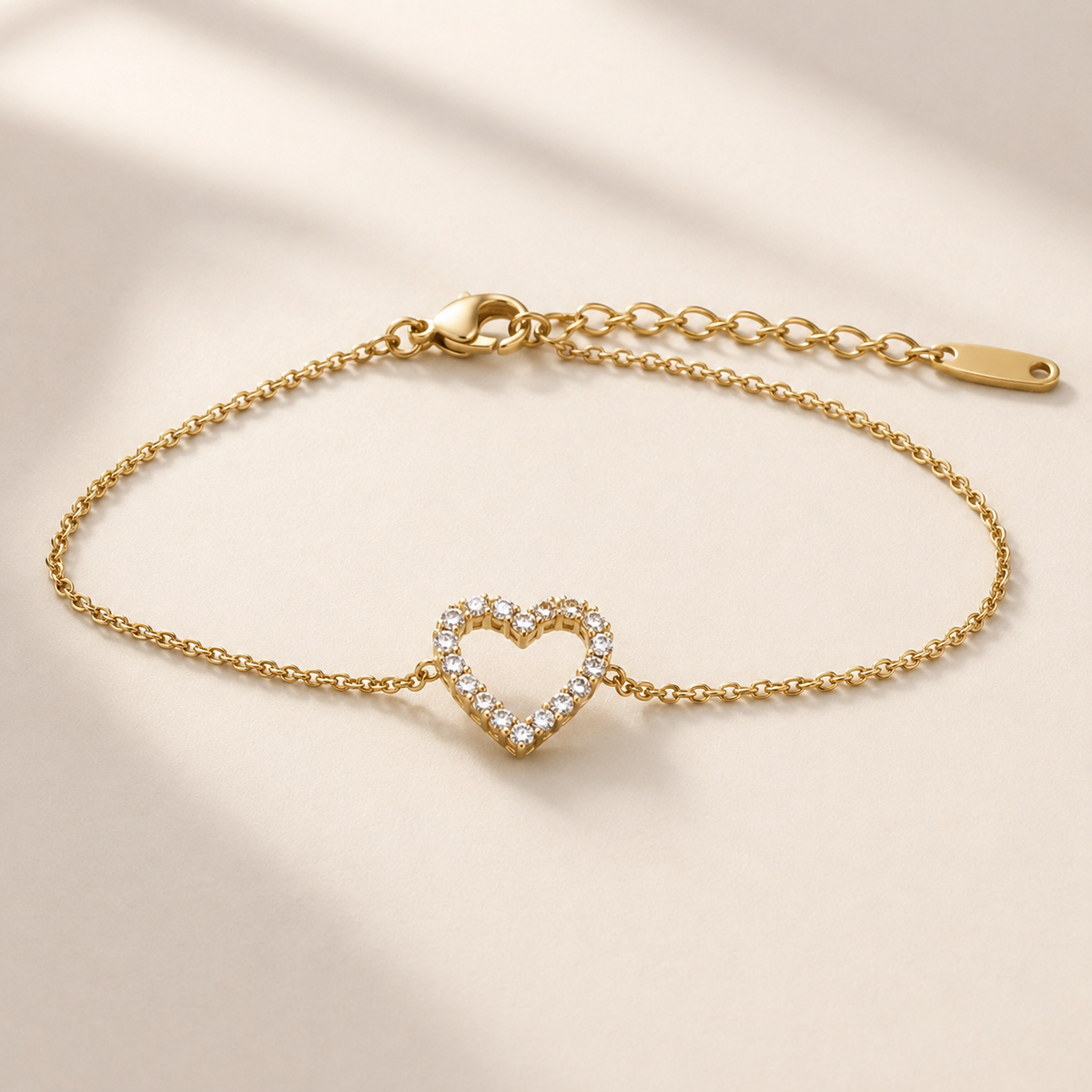 Goldenes Herzarmband mit offenem Design