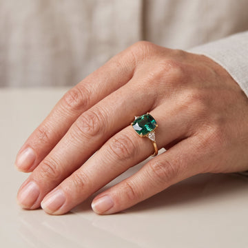 Aveline – Stilvoller quadratischer Ring mit grünem Smaragd
