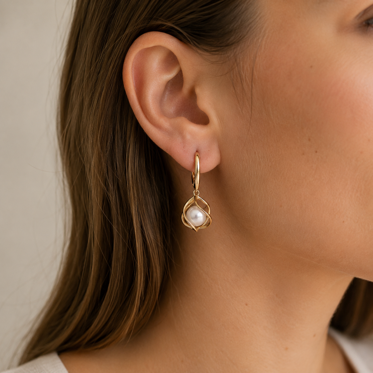 Lyanna – Goldene Perlenohrringe mit sanftem Schimmer
