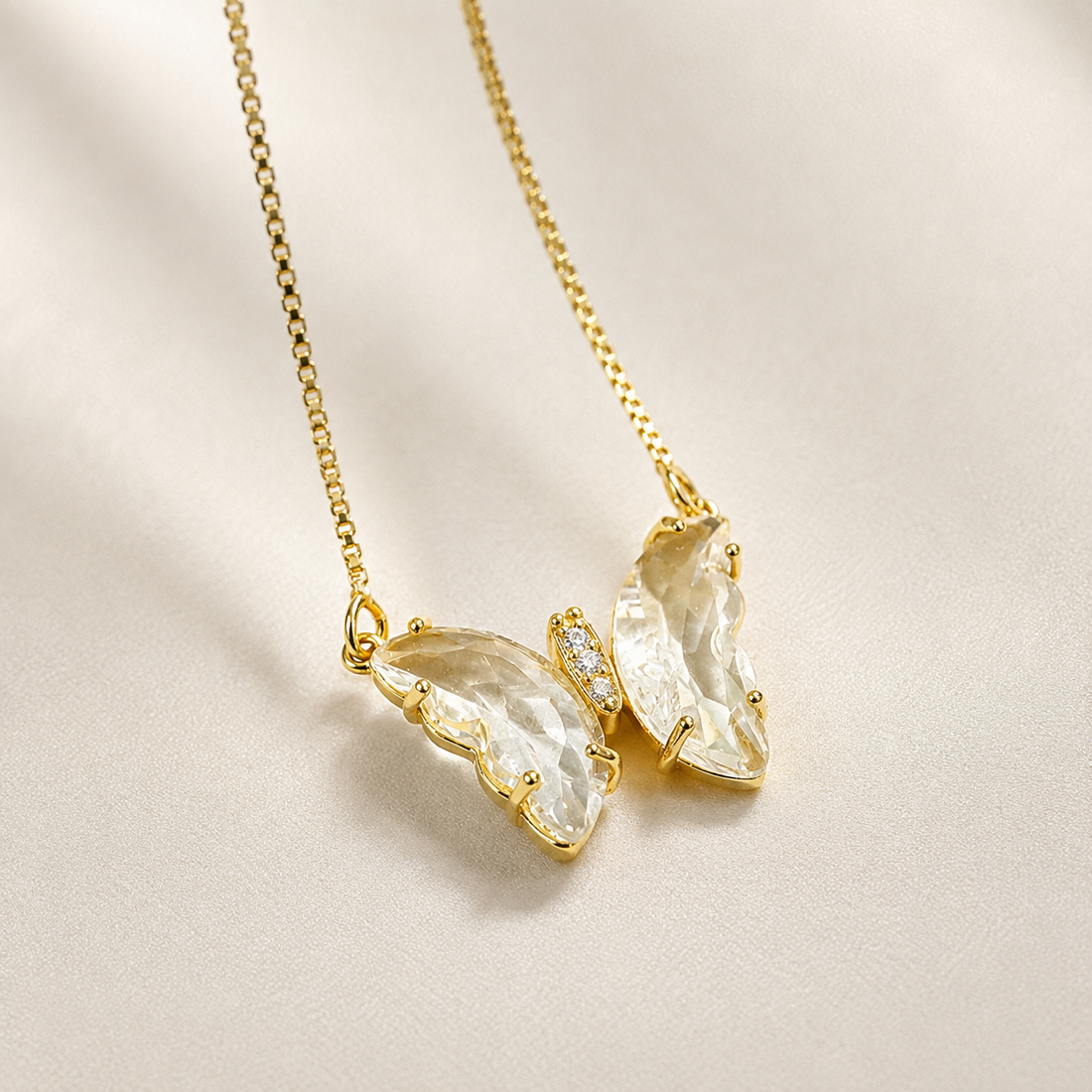 Evelyn - Halskette in Schmetterlingsform mit Kristallen
