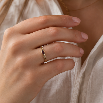 Olga – Goldring mit rotem Retrostein