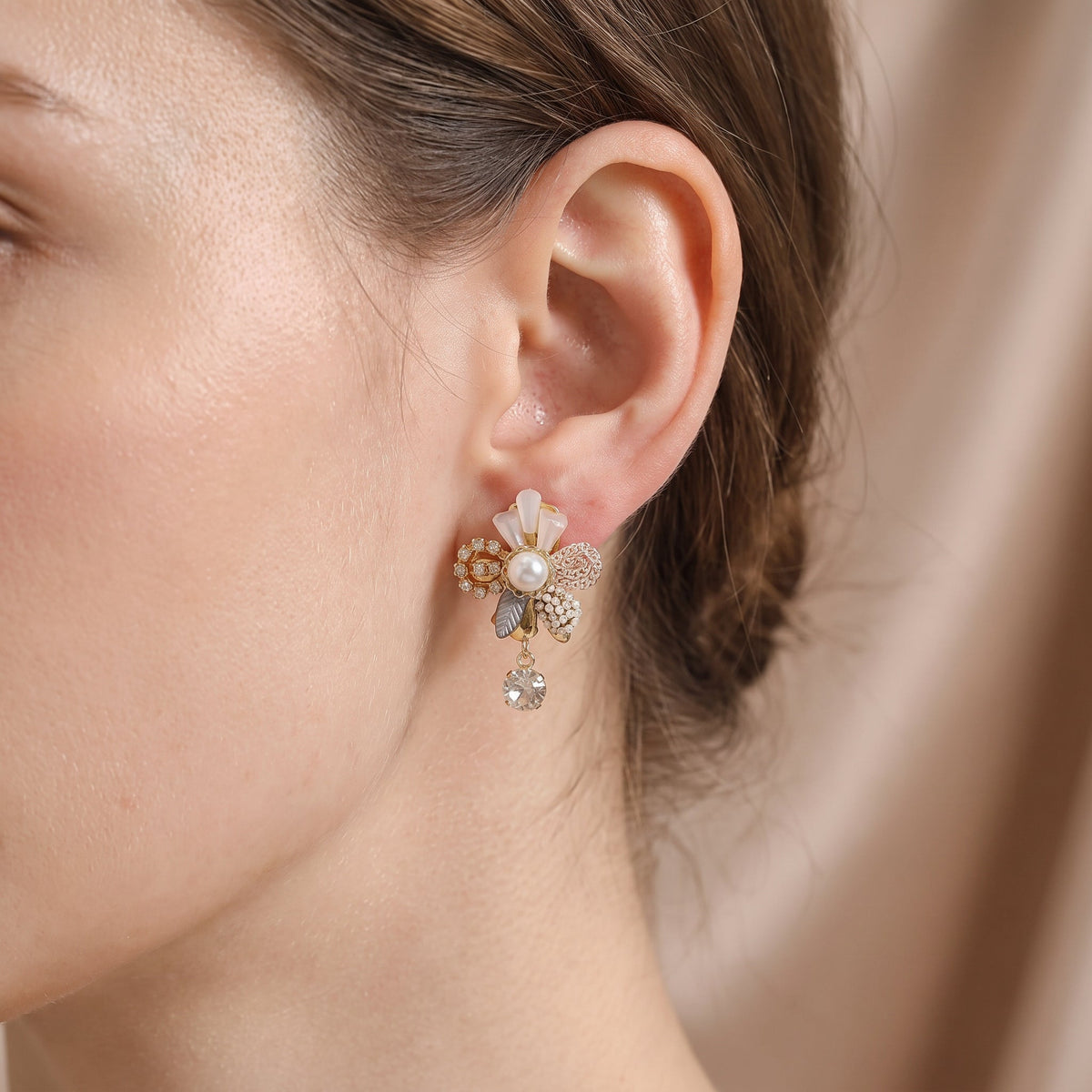 Ohrringe mit Perlenblumen und Kristalltasseln