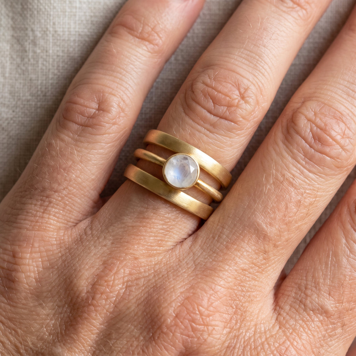 Jaira – Vintage-Goldring mit integriertem Mondstein