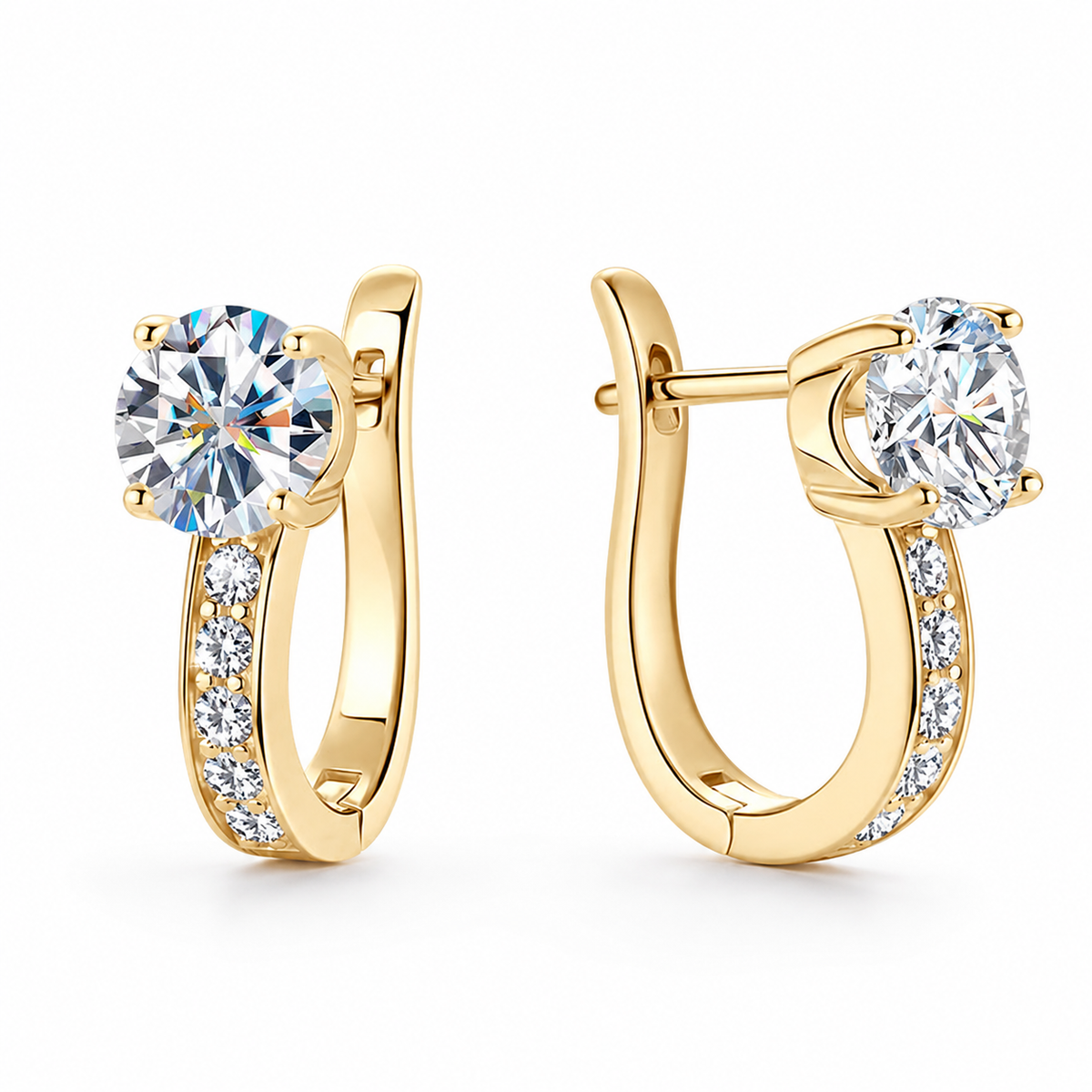 Nathalie – Huggie Ohrringe mit Moissanit in 18K Gold