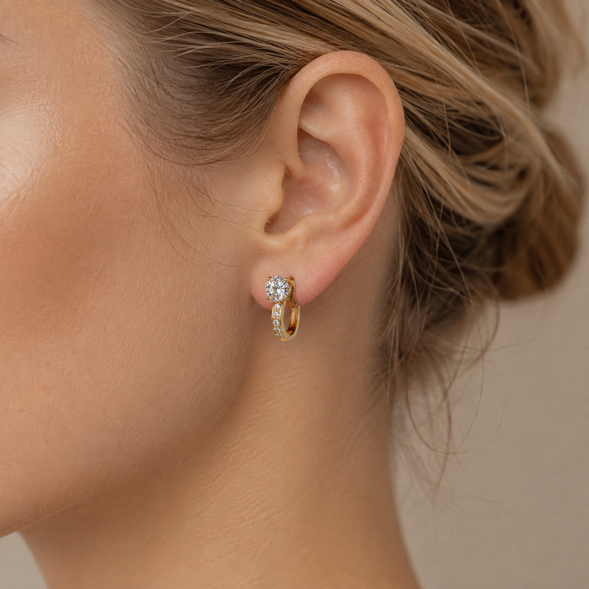 Nathalie – Huggie Ohrringe mit Moissanit in 18K Gold