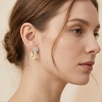 Nathalie – Huggie Ohrringe mit Moissanit in 18K Gold