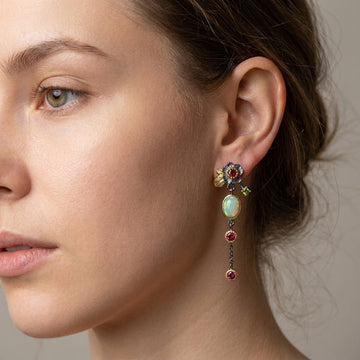 Zyra – Boho Ohrringe mit Opal und rotem Zirkon