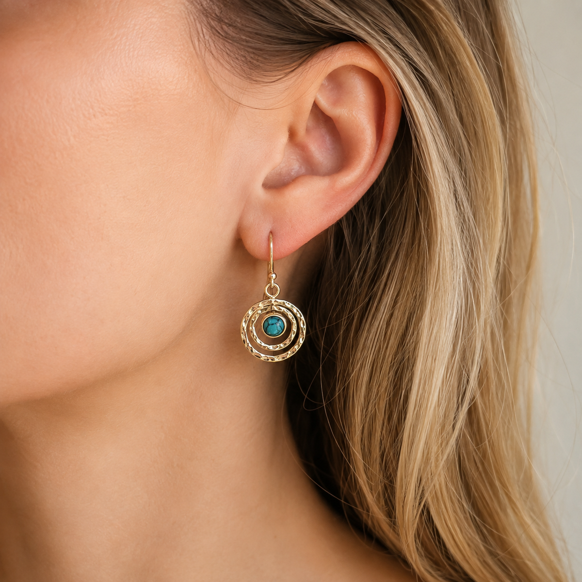 Nayah – Boho Saturn Ohrringe mit Türkisstein, aus Silber und Gold hergestellt