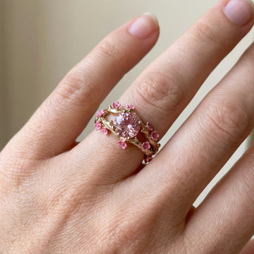 Elina – Verzauberter goldener Ring mit pinkem Kristall und Blumen