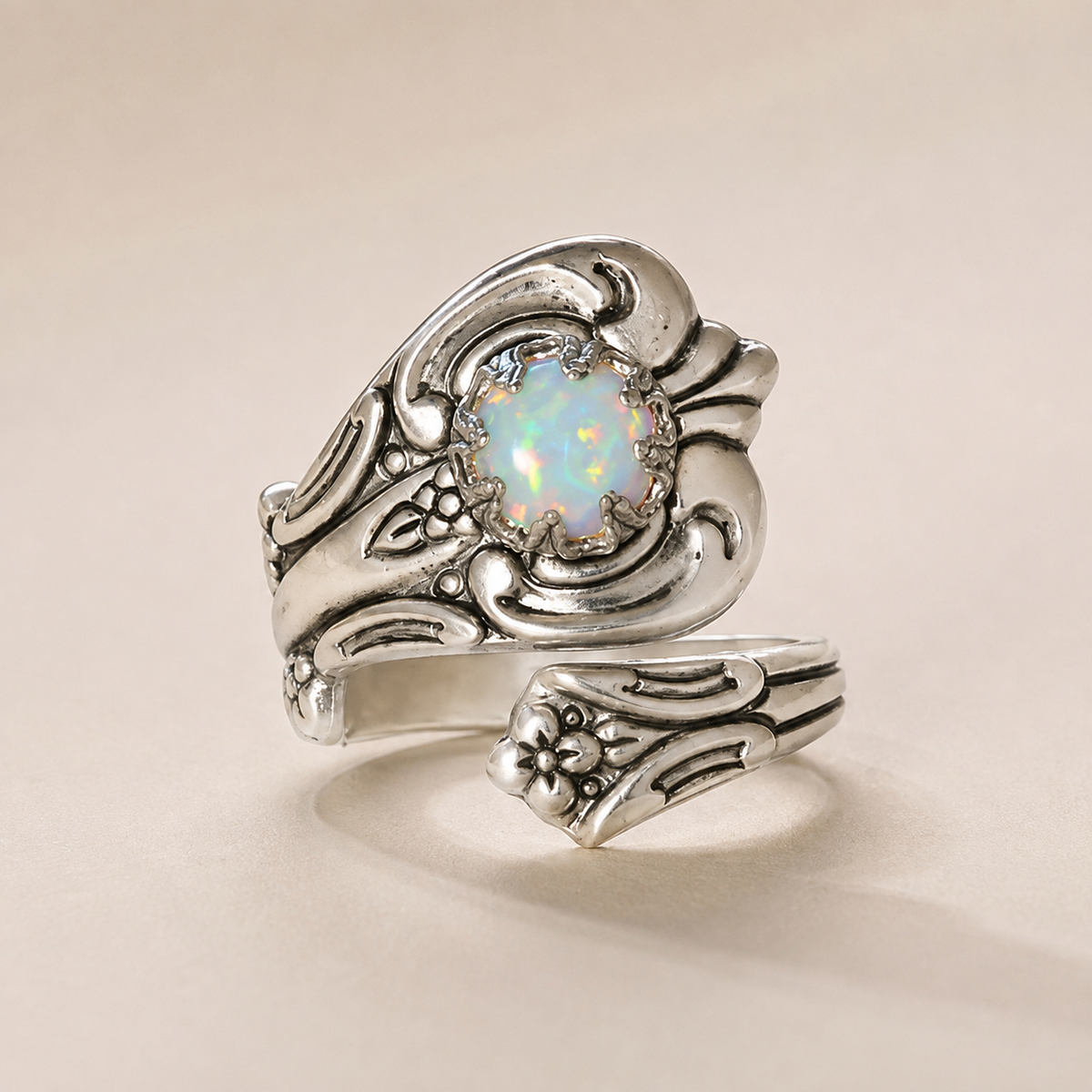 Maelle – Anpassbarer Ring mit weißem Opal