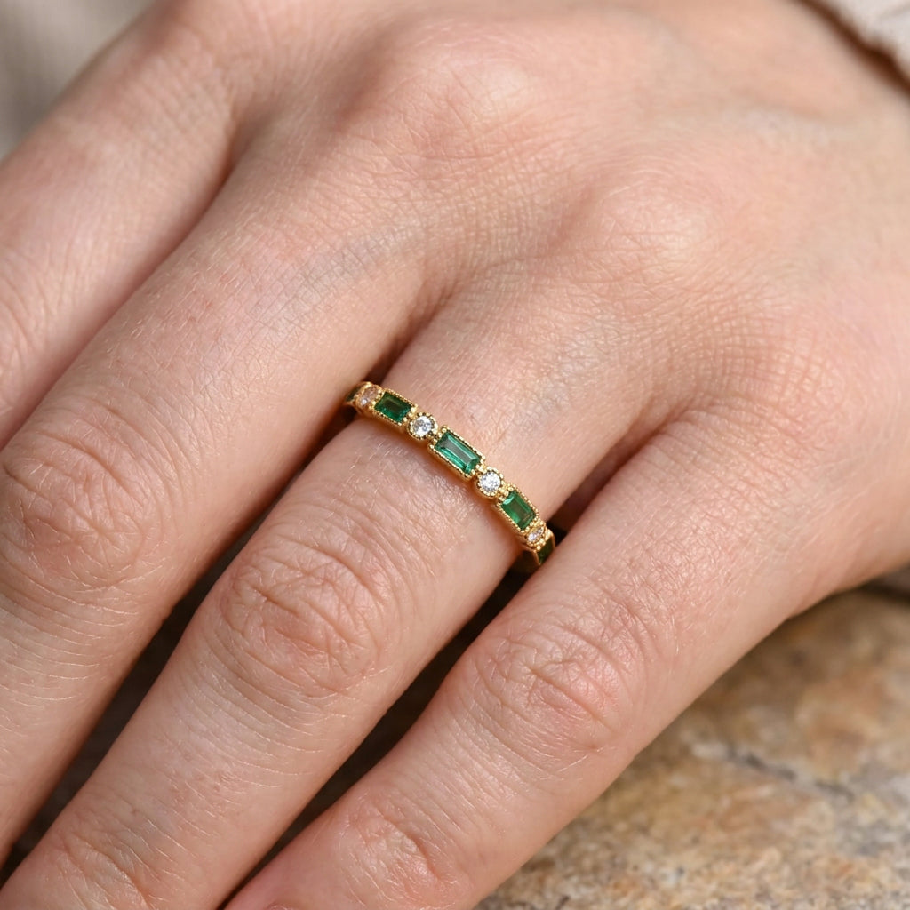 Sana – Vintage-goldener Ring mit integriertem grünem Zirkon