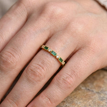 Sana – Vintage-goldener Ring mit integriertem grünem Zirkon