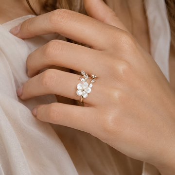 Mayla – Blumenring mit weißen Blüten und Zirkonias