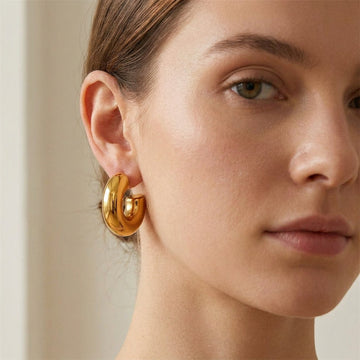 Ayla – Breite Ohrringe in Gold