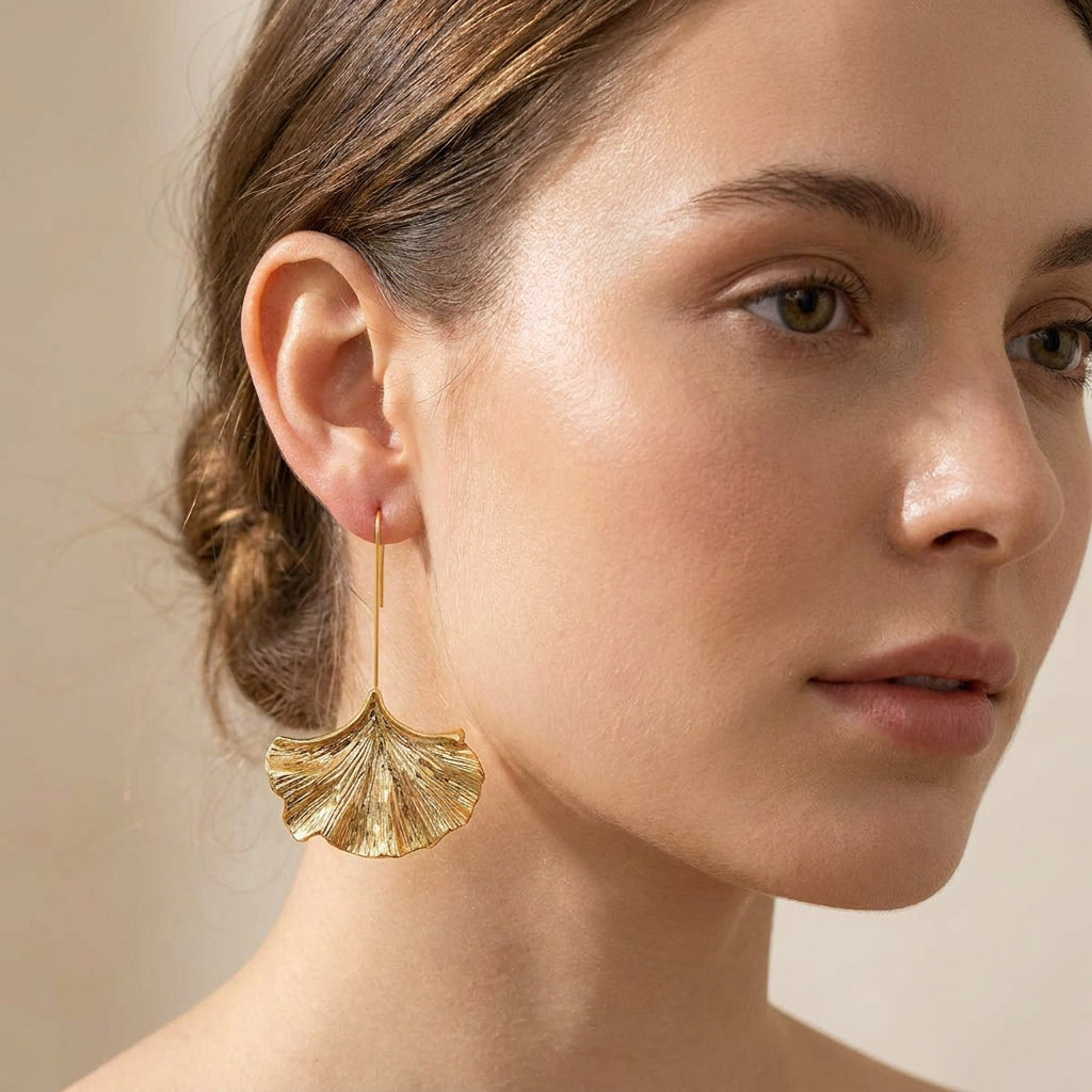 Bliss – Vintage-Ohrringe mit goldenen Blütenblättern