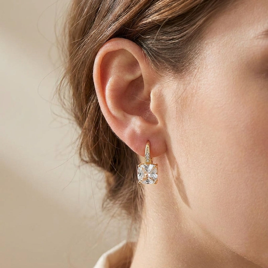 Naoko – Elegante Creolen mit glitzernden Steinen