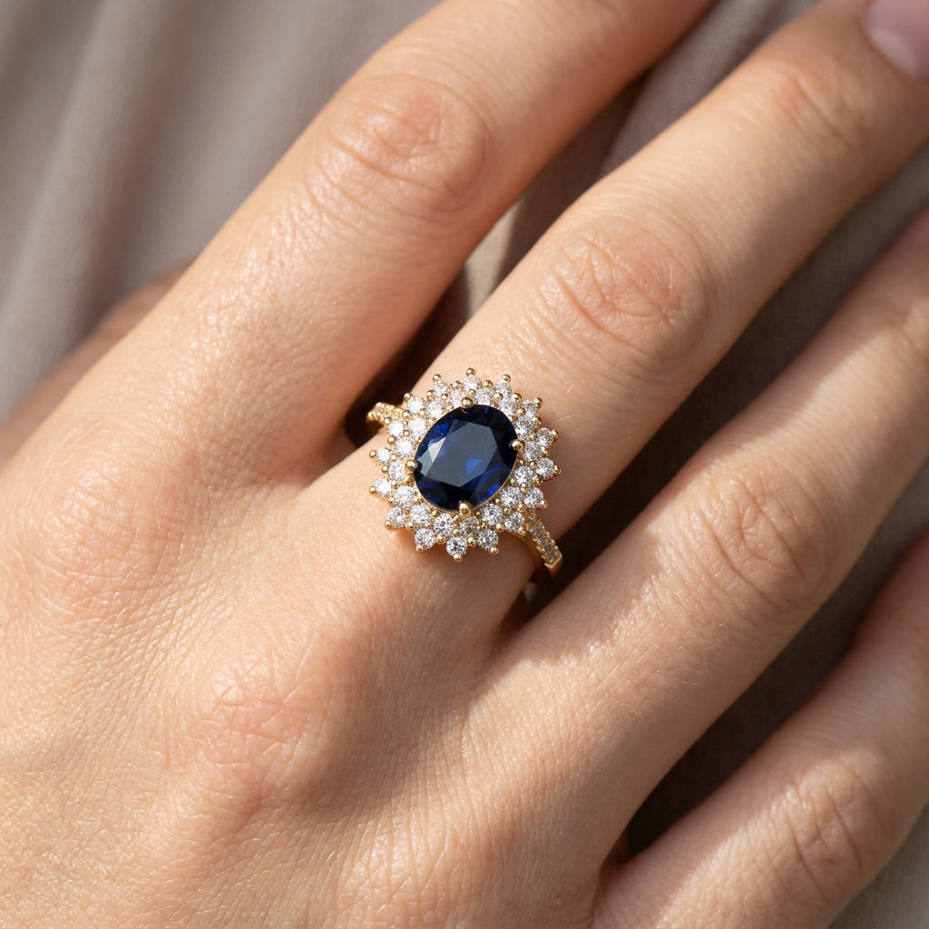 Delphine – Eleganter goldener Ring mit blauem Stein