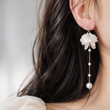 Rhia – Ohrringe mit Blumenblatt-Motiv, Perlen und Quasten