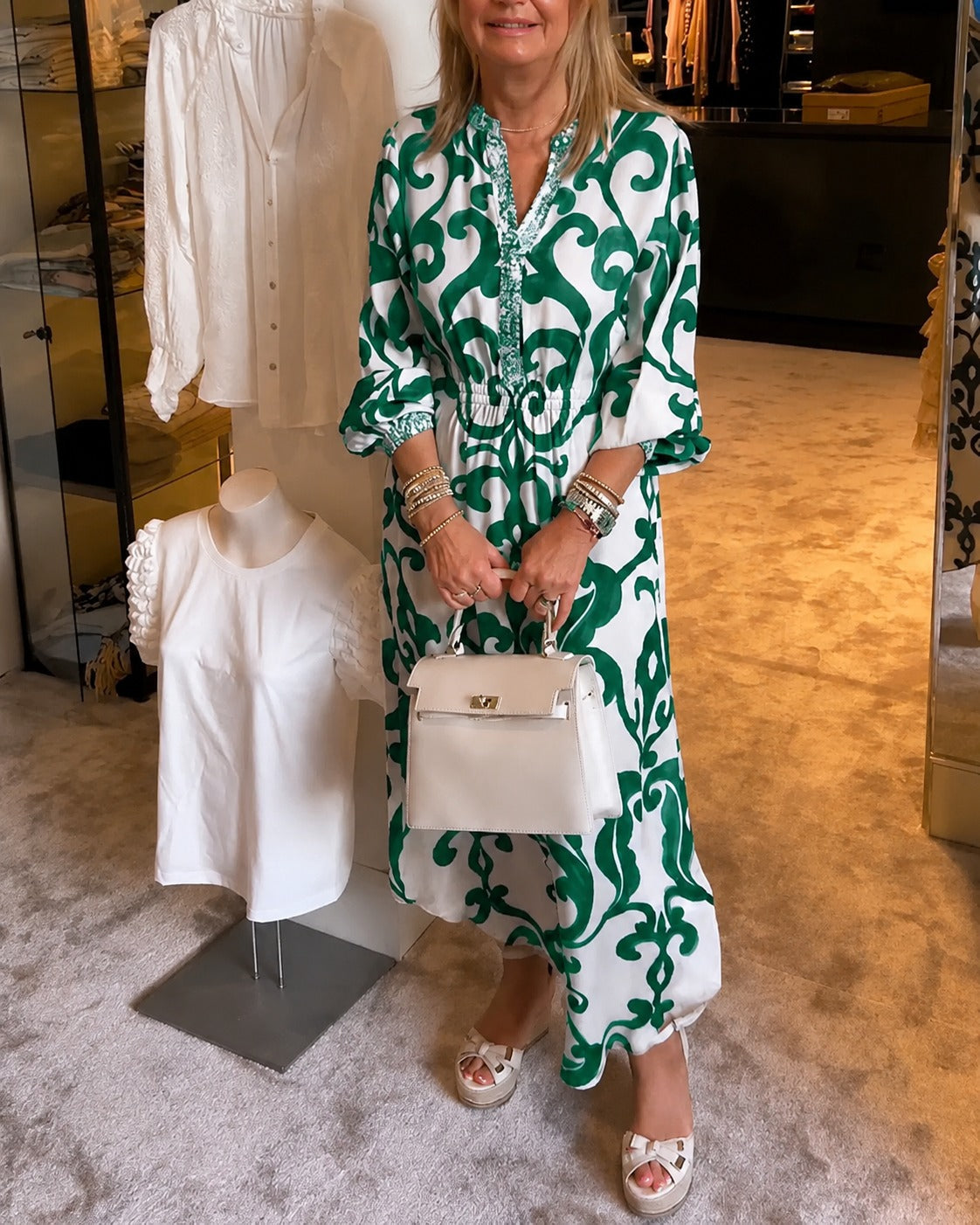 Daisie - Elegantes Kleid mit V-Ausschnitt in lockerer Passform
