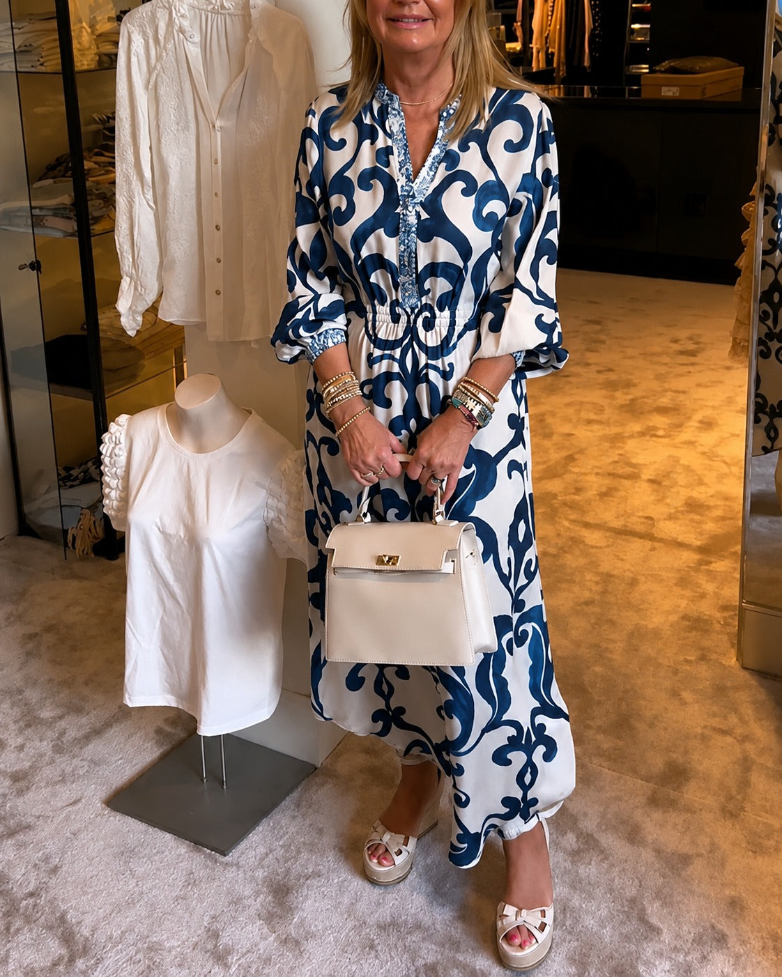 Daisie - Elegantes Kleid mit V-Ausschnitt in lockerer Passform