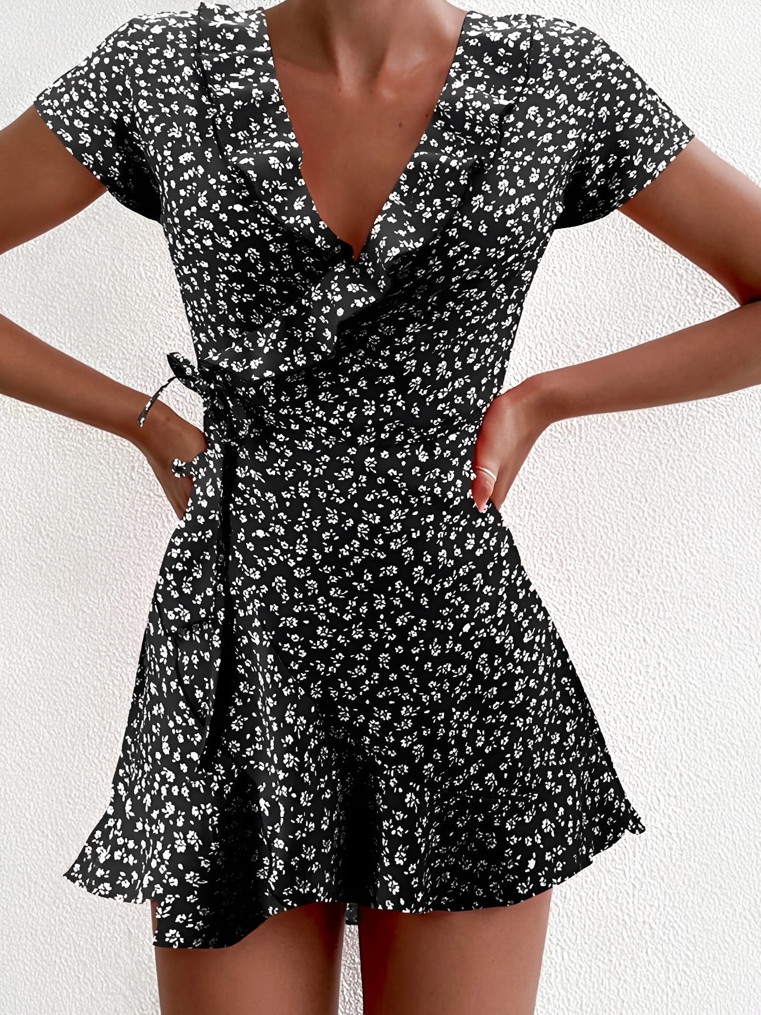 Betsy - Elegantes Mini-Kleid mit Blumenmotiv