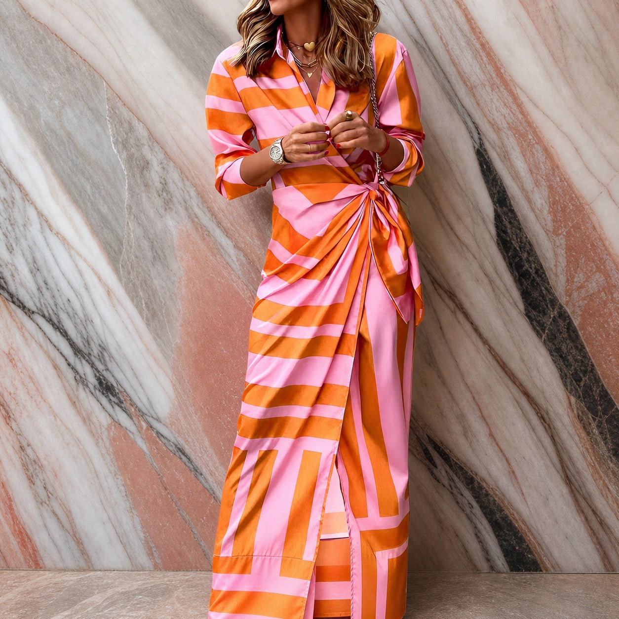 Aliza - Elegantes Kleid mit Streifen im Wickelstil