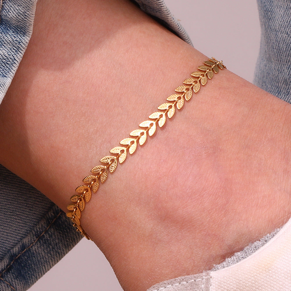 Sisi – Fußarmband mit goldfarbenen Blättern