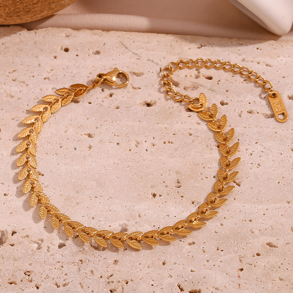 Sisi – Fußarmband mit goldfarbenen Blättern
