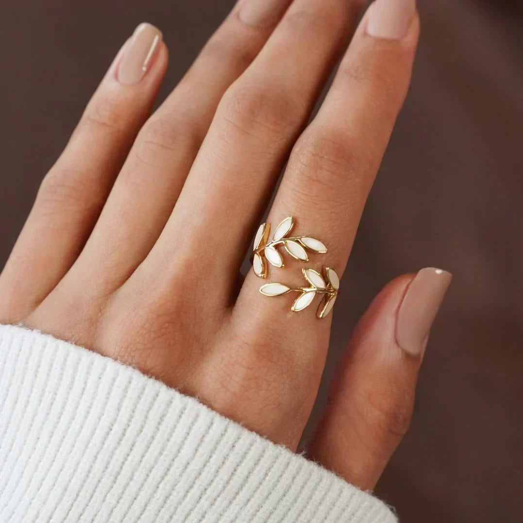 Pria – Eleganter Ring mit hellem Opal und Blattdesign