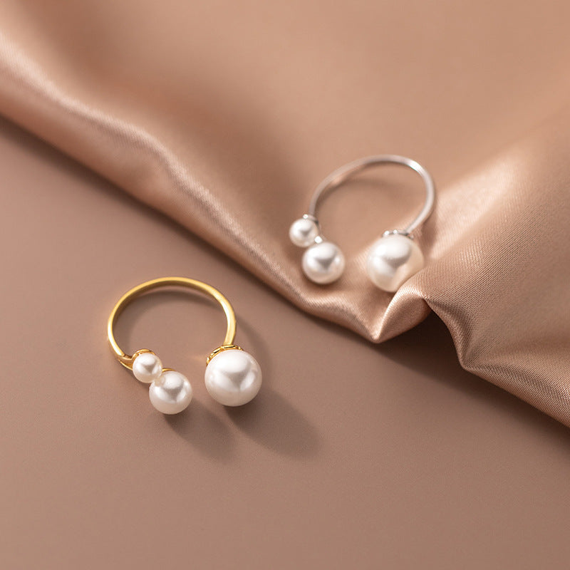Amandine – Verstellbarer Ring mit drei Süßwasserperlen
