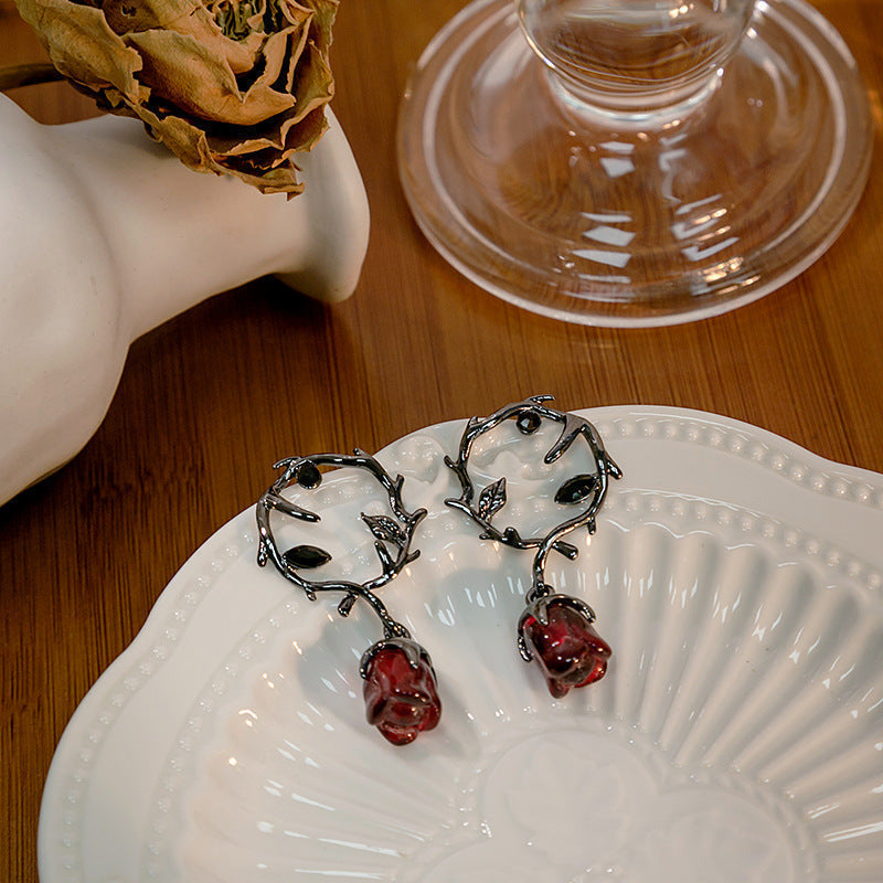 Rosalya – Ohrringe mit roter Rose und dunkler Brombeere