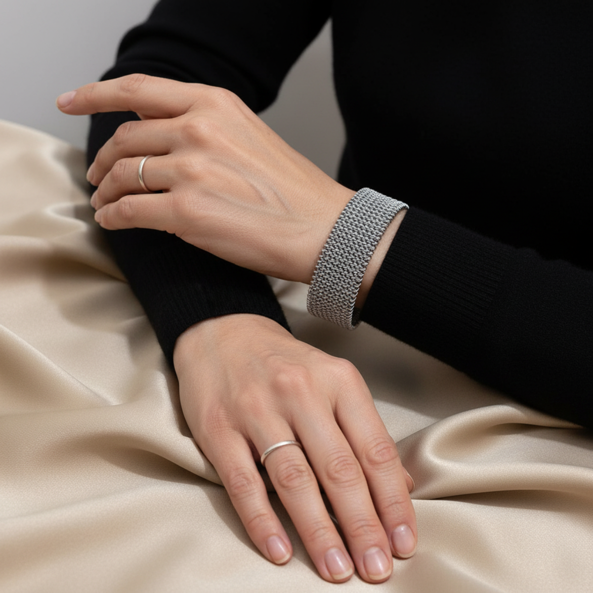 Raya – Armband aus Titanstahl mit eingraviertem Kabel