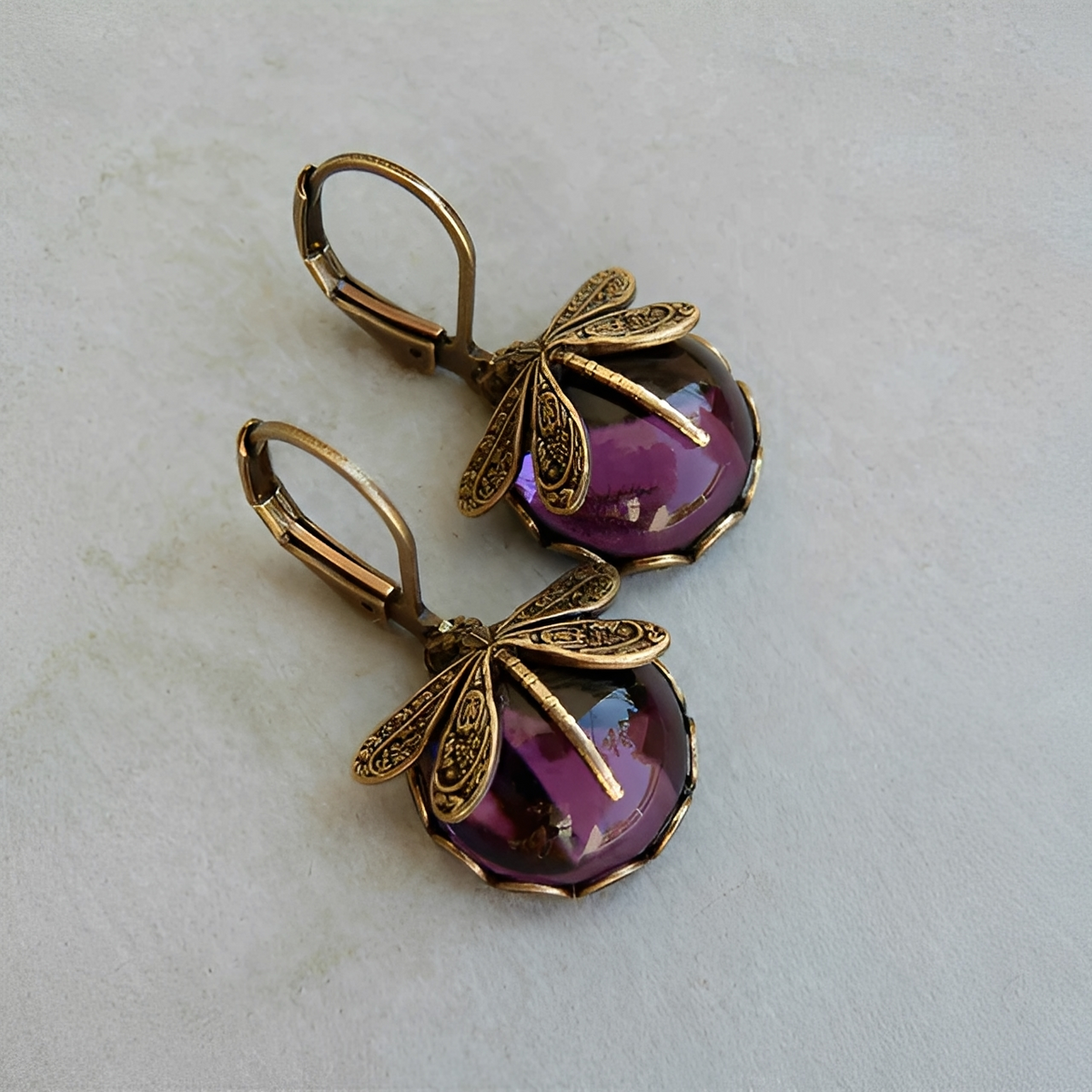 Elandra – Ohrringe in Libellenform in antikem Gold
