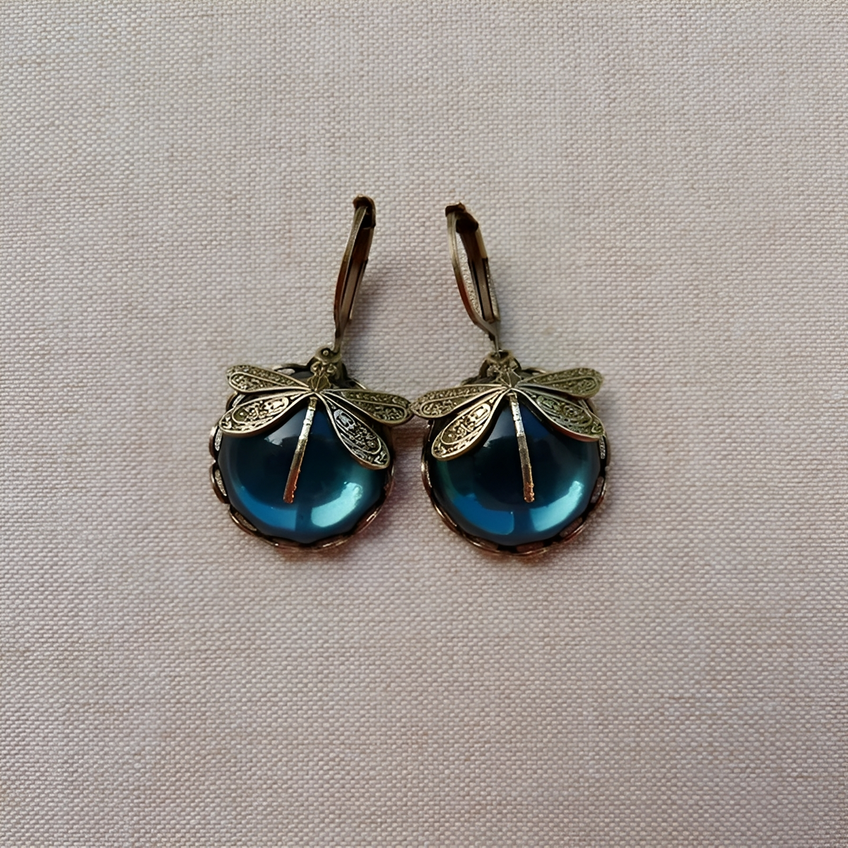 Elandra – Ohrringe in Libellenform in antikem Gold