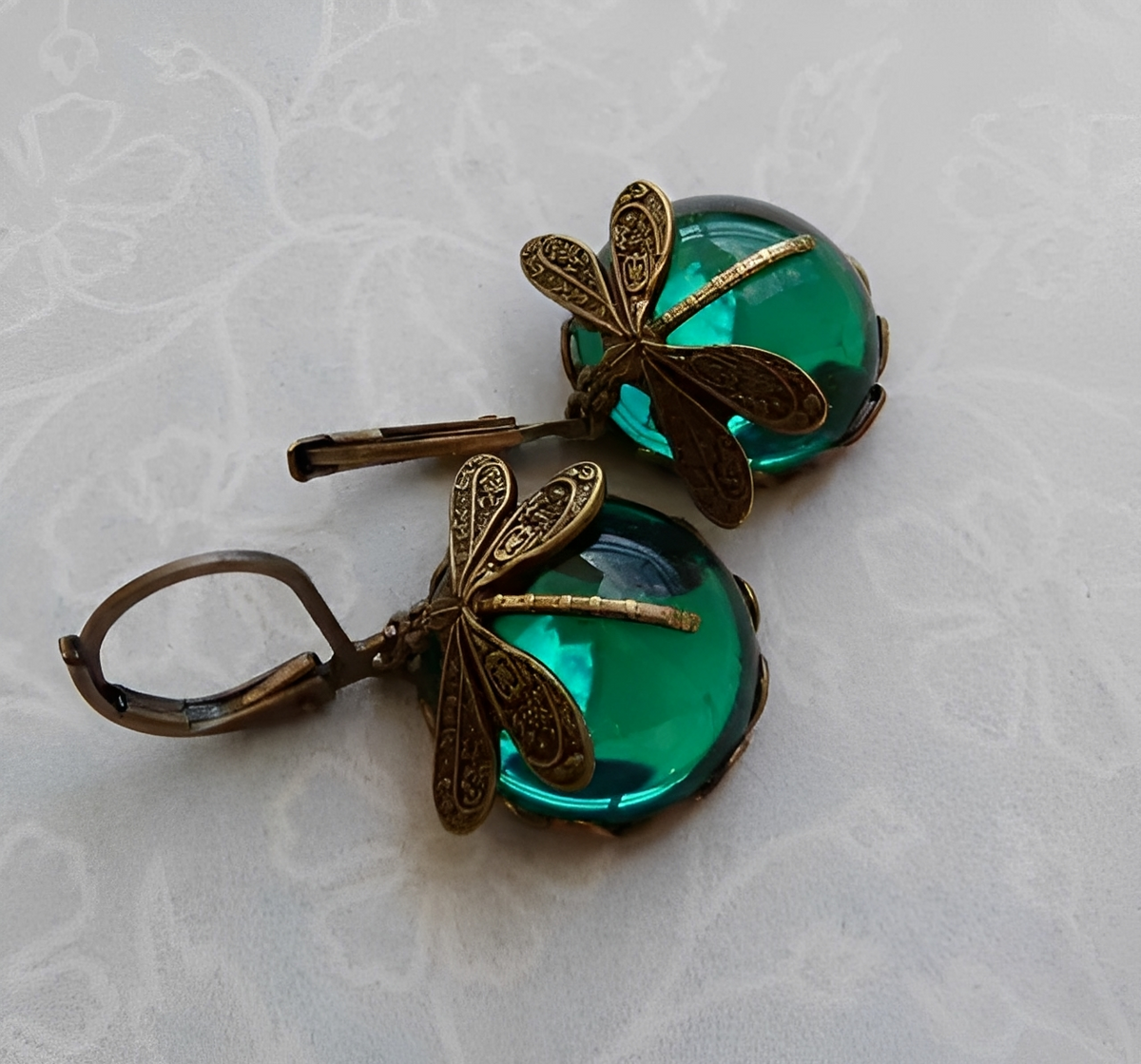 Elandra – Ohrringe in Libellenform in antikem Gold