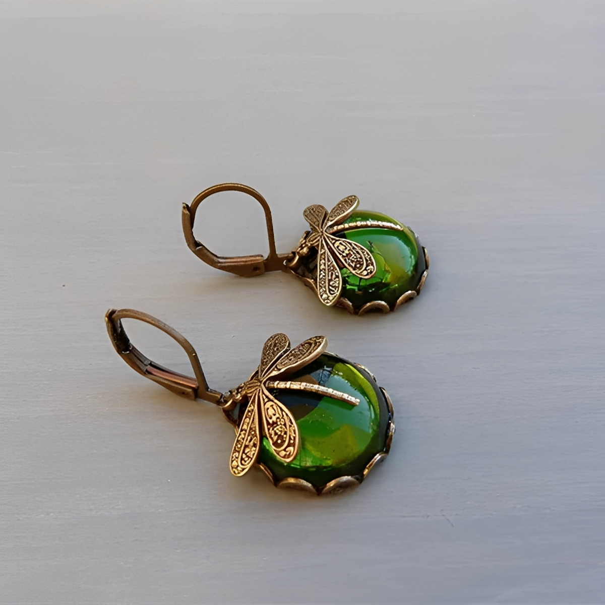 Elandra – Ohrringe in Libellenform in antikem Gold