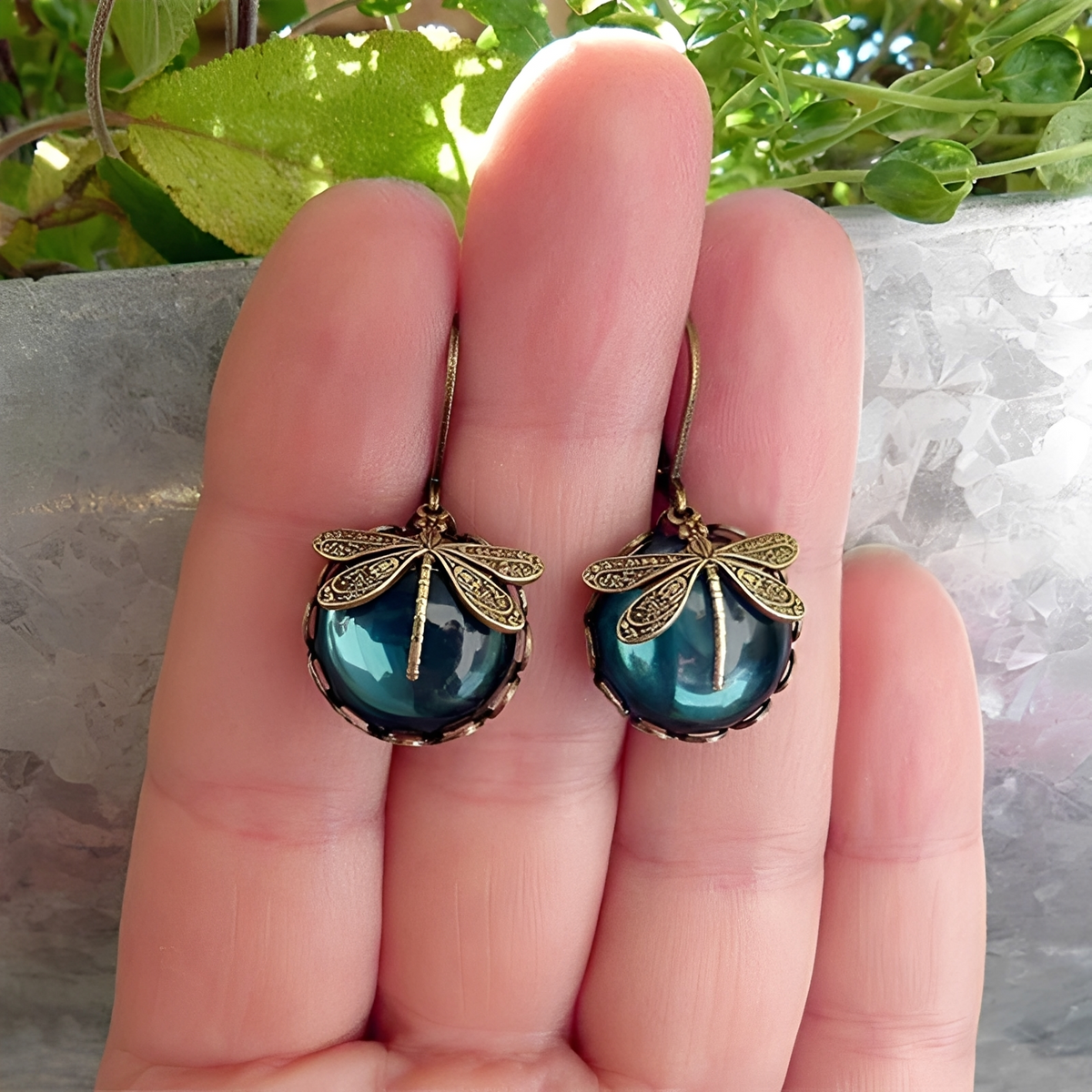 Elandra – Ohrringe in Libellenform in antikem Gold