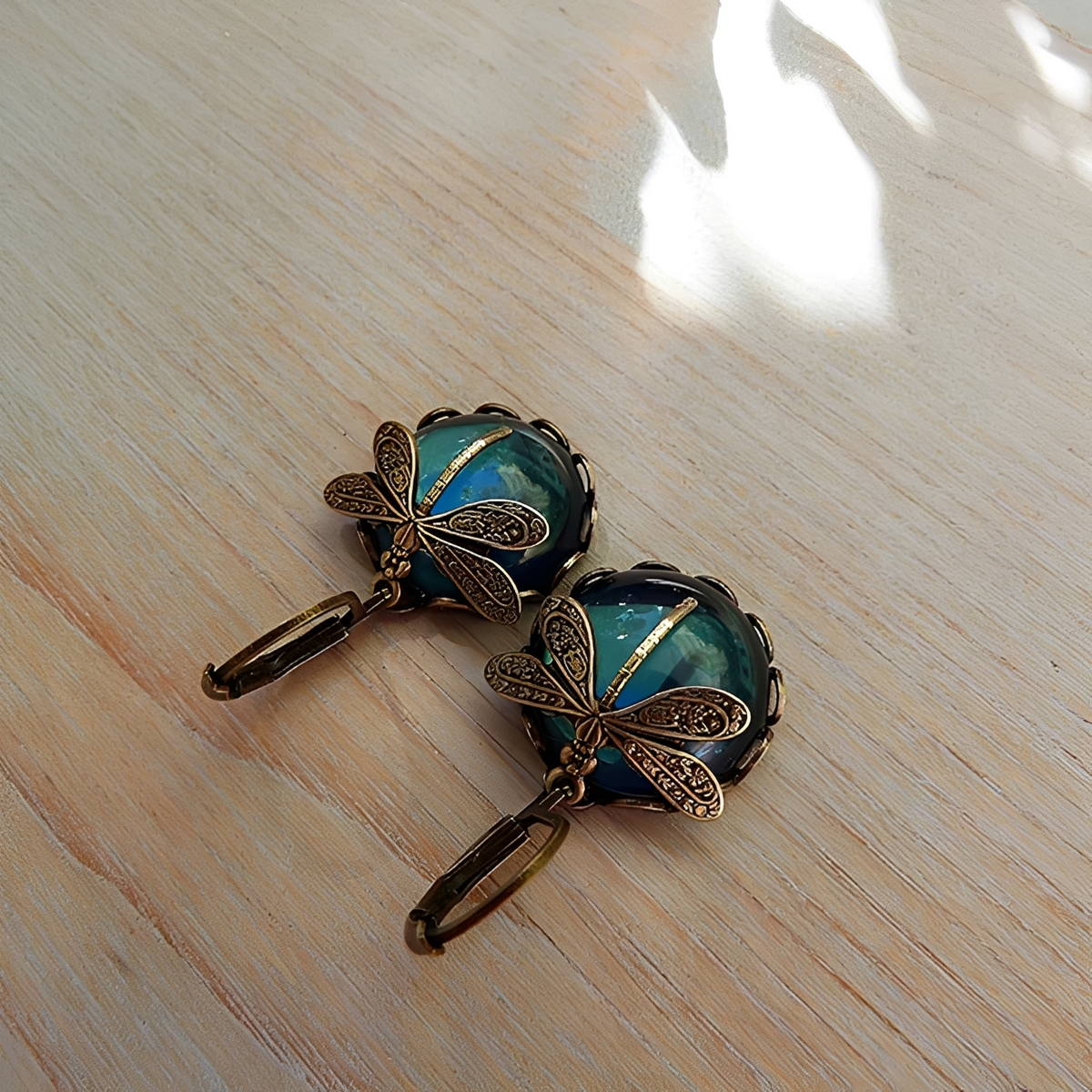 Elandra – Ohrringe in Libellenform in antikem Gold