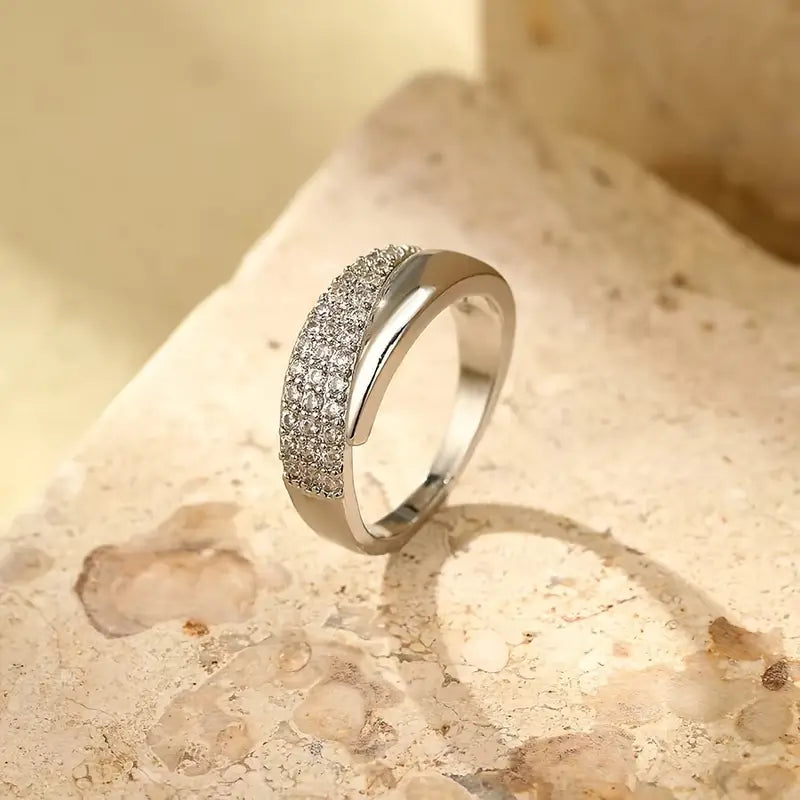 Emiko – Gelber Goldring mit funkelnden Steinen
