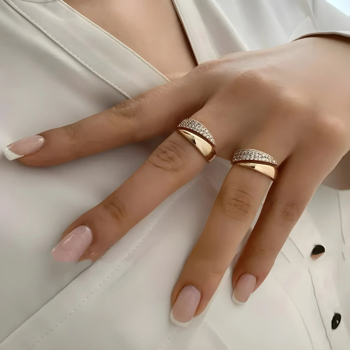 Emiko – Gelber Goldring mit funkelnden Steinen