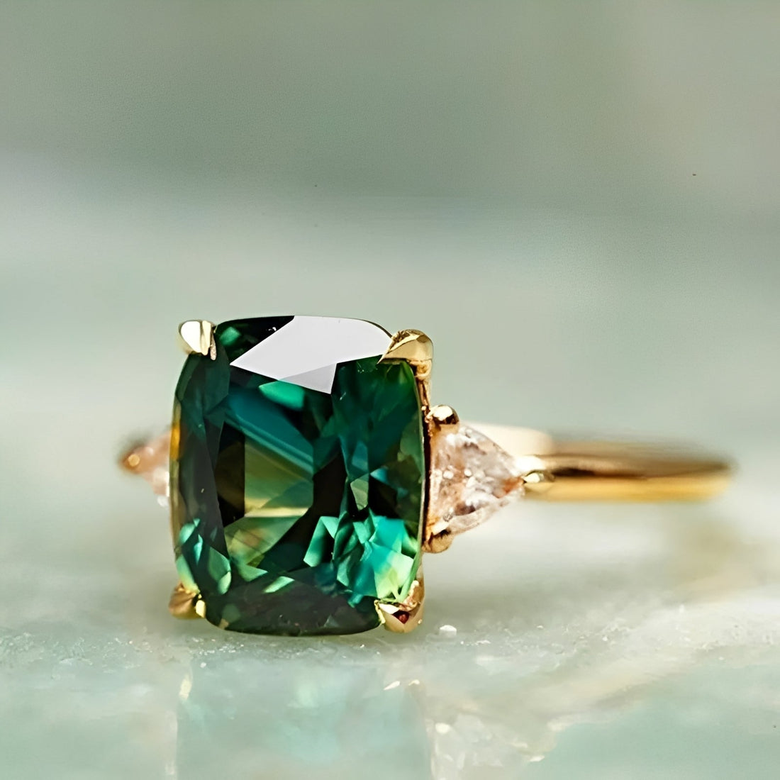 Aveline – Stilvoller quadratischer Ring mit grünem Smaragd