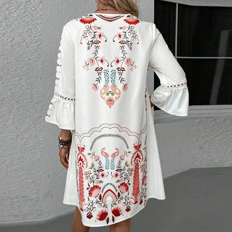 Iris – Kleid mit Stickerei und V-Ausschnitt