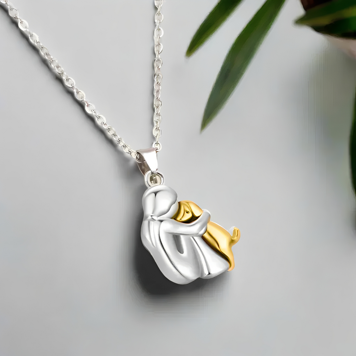 Miwa – Halskette mit einem kleinen Mädchen und Hund in Umarmung