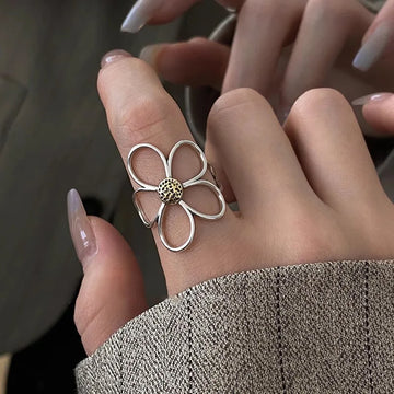Alizee – Silberring in Blütenform