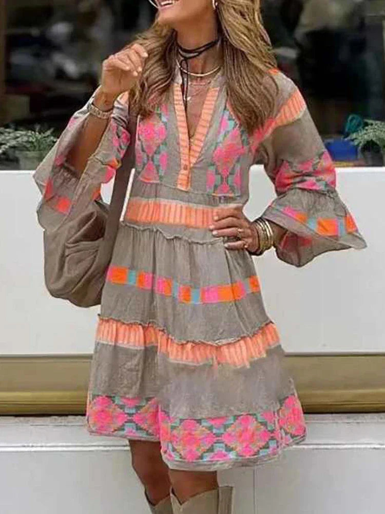 Iris – Kleid mit Stickerei und V-Ausschnitt