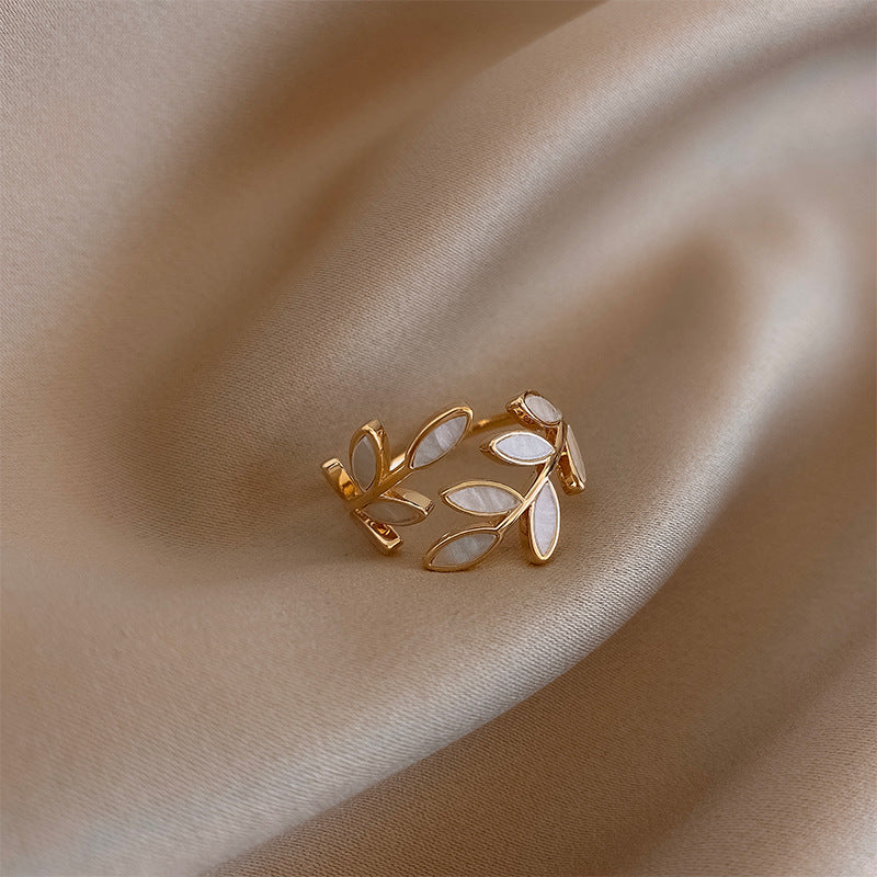 Pria – Eleganter Ring mit hellem Opal und Blattdesign