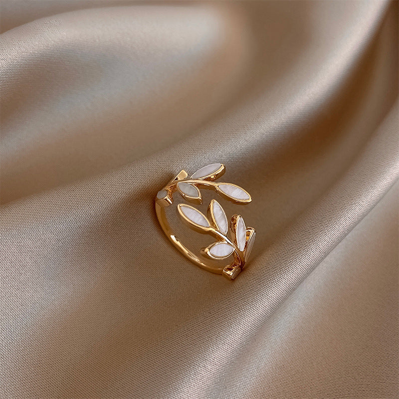 Pria – Eleganter Ring mit hellem Opal und Blattdesign