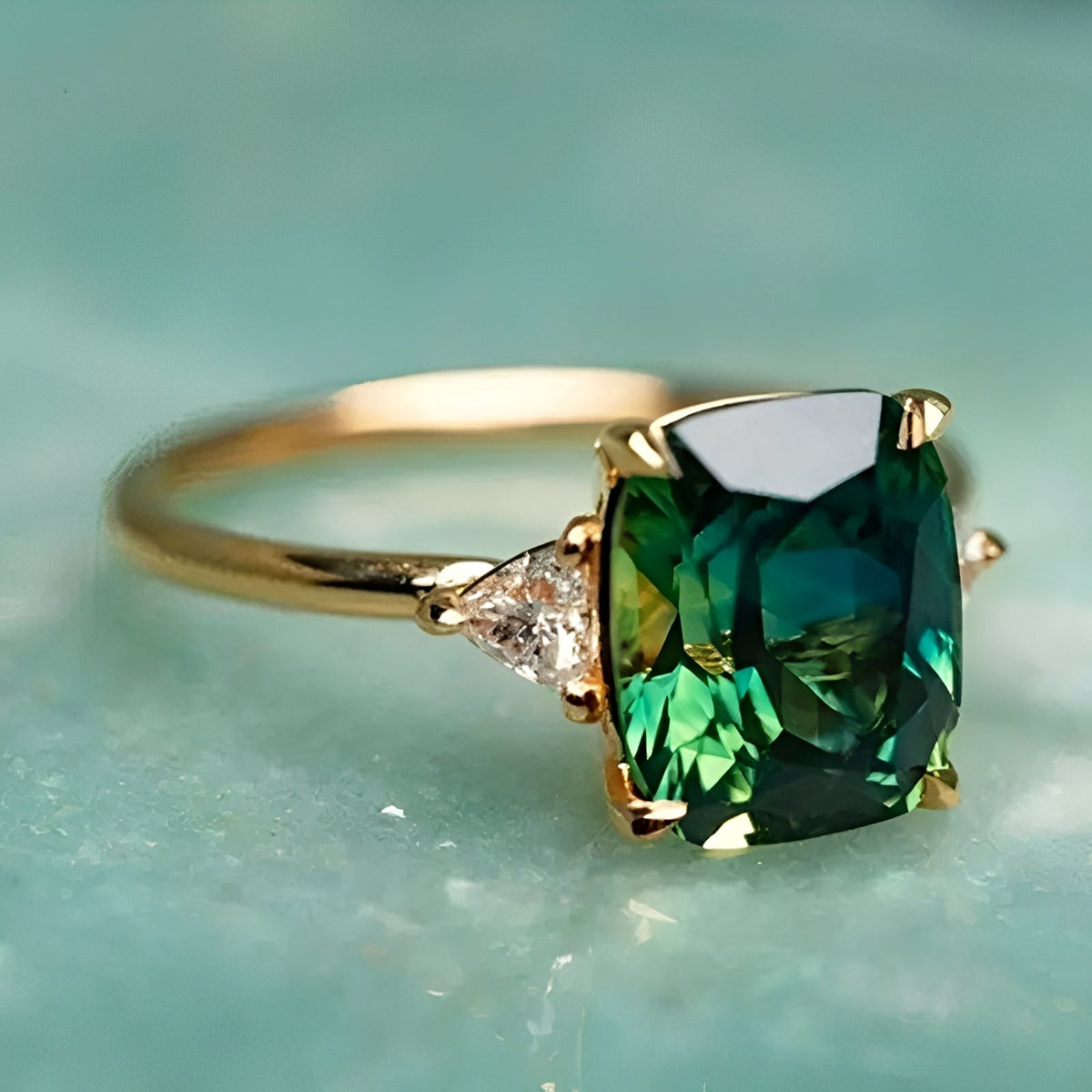 Aveline – Stilvoller quadratischer Ring mit grünem Smaragd
