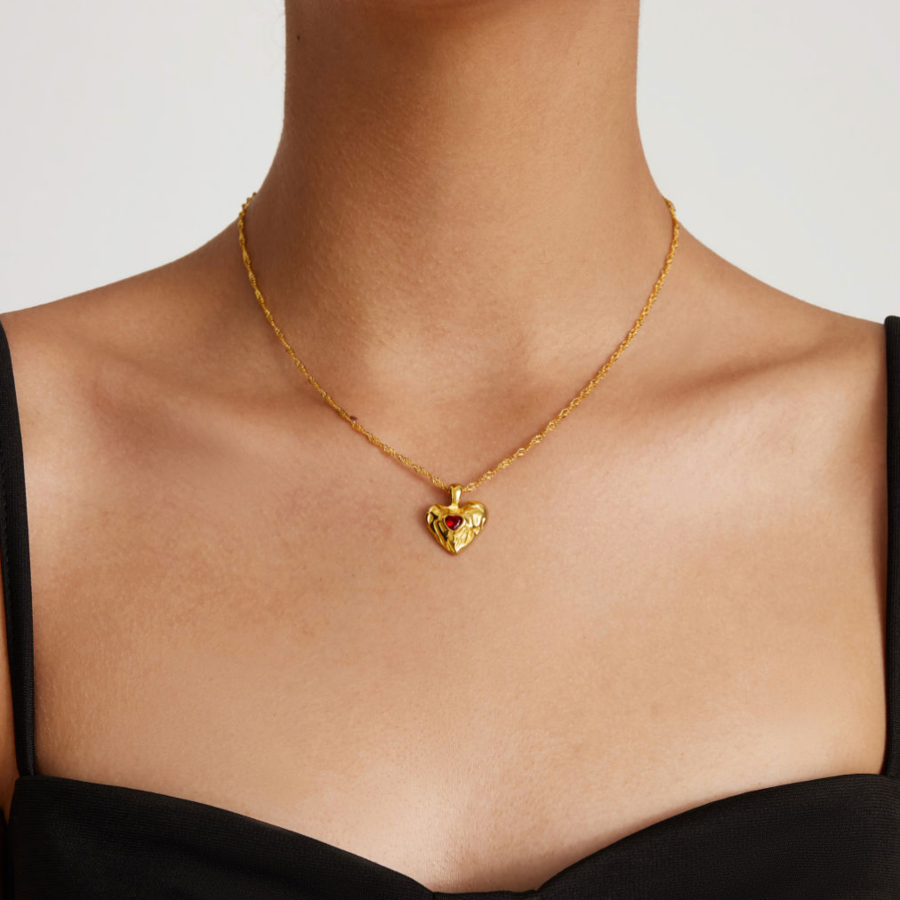 Vesper - Goldene Halskette mit rotem Herzanhänger