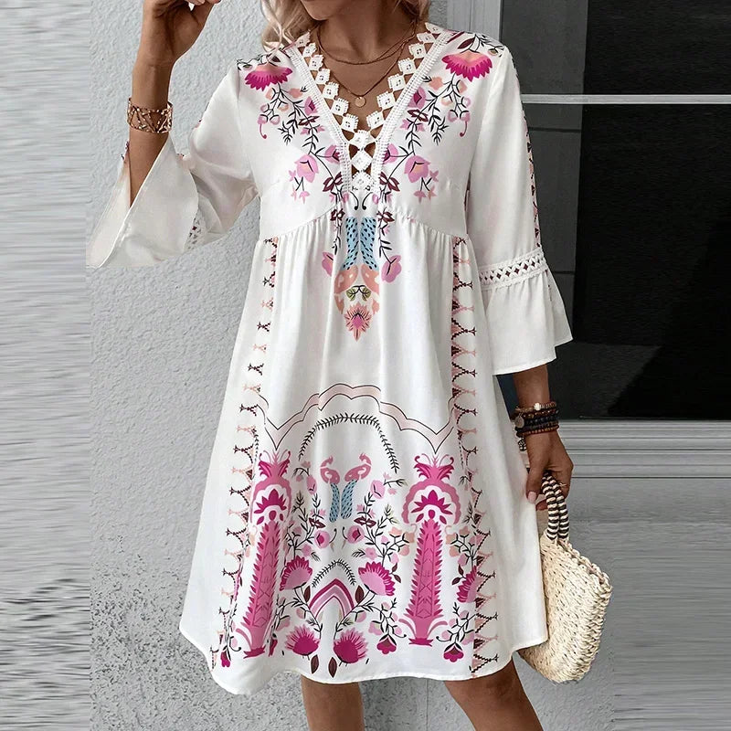 Iris – Kleid mit Stickerei und V-Ausschnitt